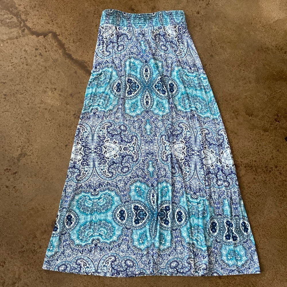 Artisan NY blue and white medallion print knit maxi skirt with smocked waist